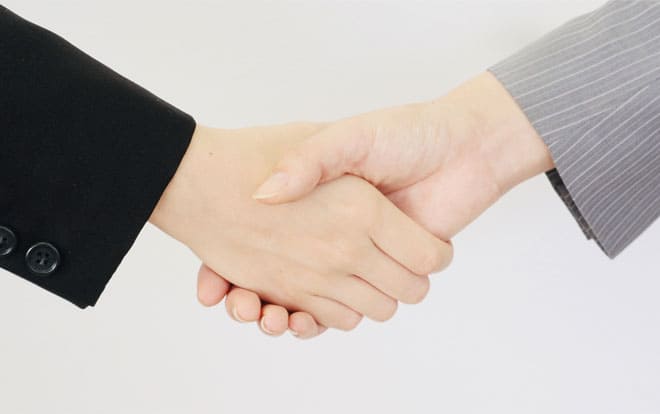 横井内外国特許事務所をご利用の場合、日本のクライアントと米国の代理人との間で板挟みに苦慮しません。米国の特許事務所は、時間制の料金体系で、日本の特許事務所は往々にして日本のクライアントと米国の代理人との間で板挟みになり、対応に苦慮することがあります。当所は、時間制の料金体系はとっていますが、日本の特許事務所の側に立って対応しているので、板挟みで苦慮することがありません。例えば、簡単な対応や特許庁のミスに対する対応は無料です。（これは米国ではあり得ないことです）また、日本の特許事務所のメンツが立つように配慮します。